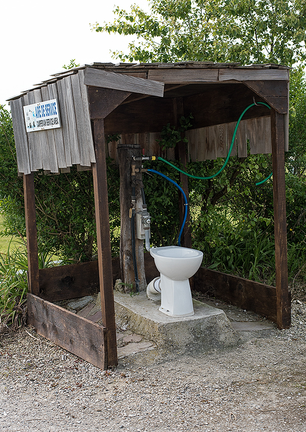Normandie 05 - 2016_KA79734-1 Kopie.jpg - Das waren die Sanitäranlagen von unserem Campingplatz ( Lach ) Das ist natürlich eine Entsorgungsstelle für WC Kassetten, die man aber auch  ganz mit Holz hätte verkleiden können. So sind sie eben " die Franzosen "